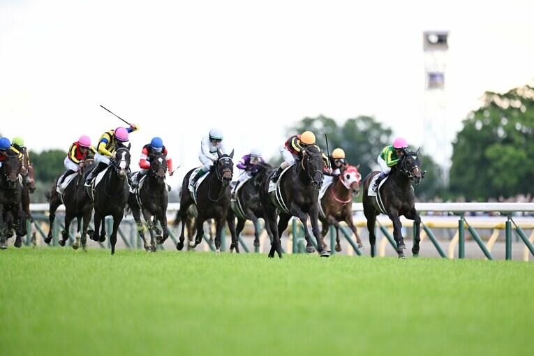 クロワデュノールを外から急追するマスカレードボール　©Keiji Ishikawa