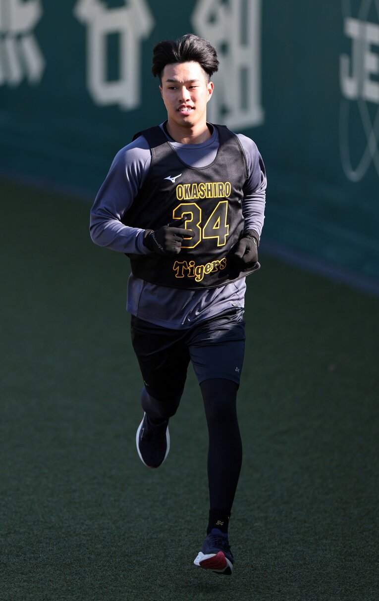 自主トレを行う岡城　©JIJI PRESS