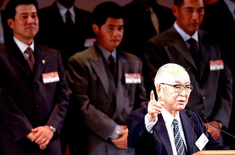 2002年、巨人の原辰徳監督、工藤公康、清原和博らが見守る中でスピーチする渡辺恒雄氏 ／ photograph by JIJI PRESS