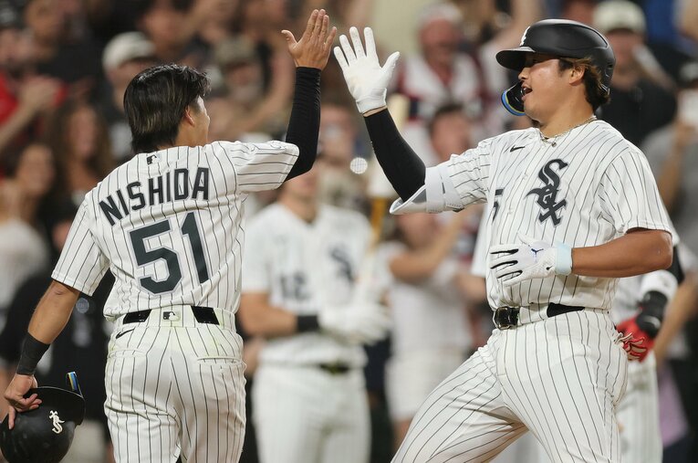 ホワイトソックスの一員としてメジャー昇格した西田陸浮（左）は村上宗隆のホームランを目の当たりにして「ヤバいっす、凄すぎます！」と目を丸くした ／ photograph by Michael Reaves/Getty Images