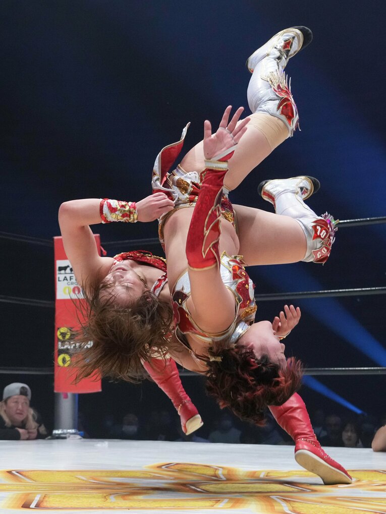 Sareeeの裏投げが林下詩美を襲う　©Essei Hara