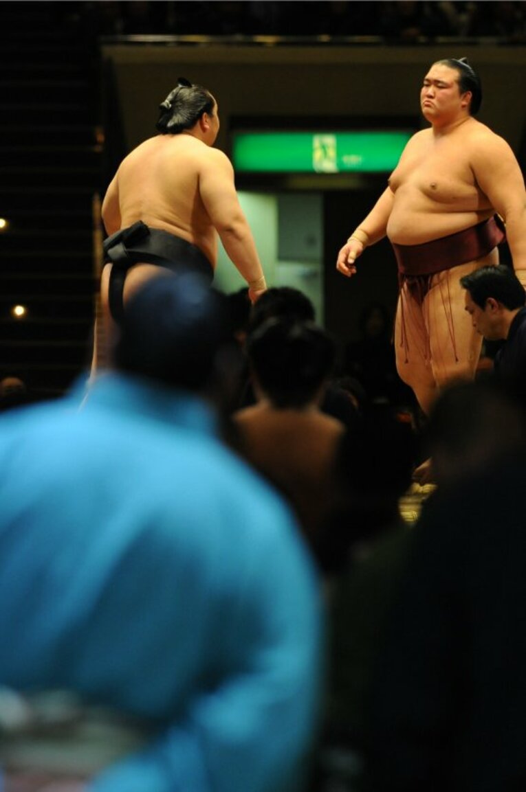 【1986年生まれのアスリート】朝青龍とにらみ合う稀勢の里　©Takashi Shimizu