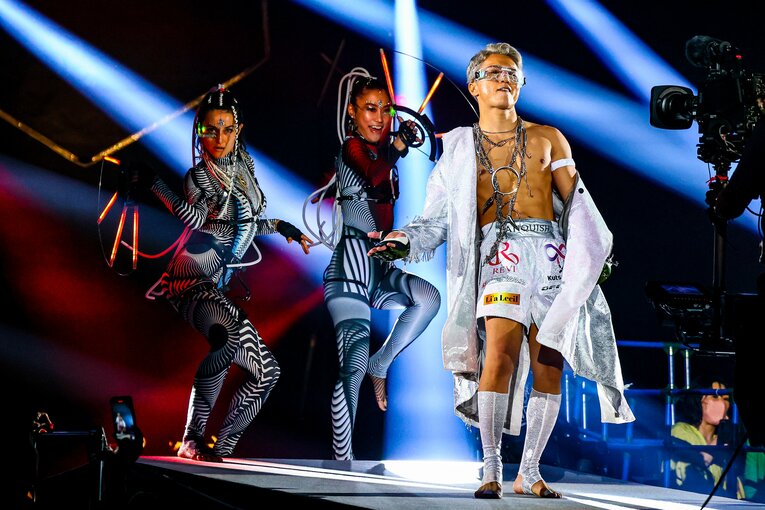 独特な世界観で見るものを魅了したYUSHIの入場シーン　©RIZIN FF Susumu Nagao