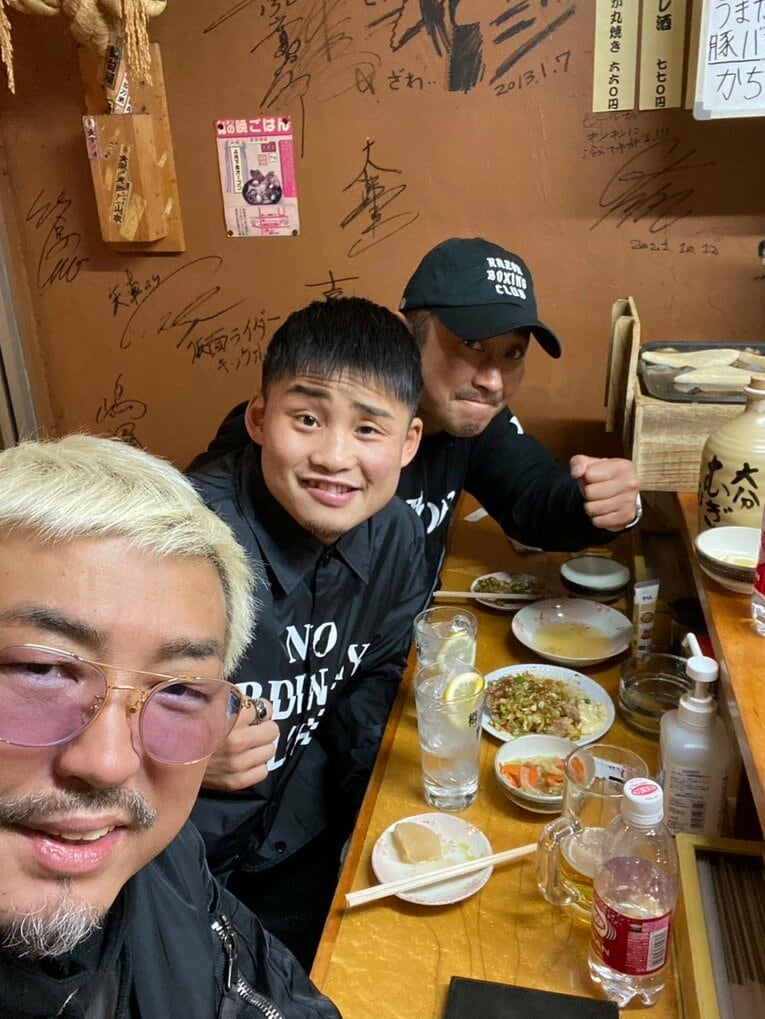 居酒屋「いきや」に集まるボクシング関係者たち（本人提供）