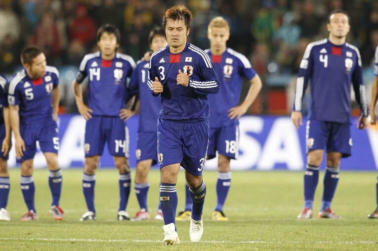 2010年南アフリカW杯パラグアイ戦のPK戦で3人目のキッカーとしてペナルティスポットに向かう駒野友一。“W杯で初めてPKを外した日本人”が明かした真相とは？ ／ photograph by Naoki Nakanishi/JMPA