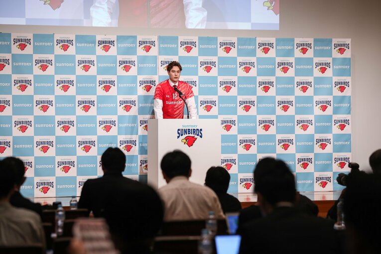 多くの報道陣の前で抱負を語った高橋藍　　©︎SUNTORY SUNBIRDS