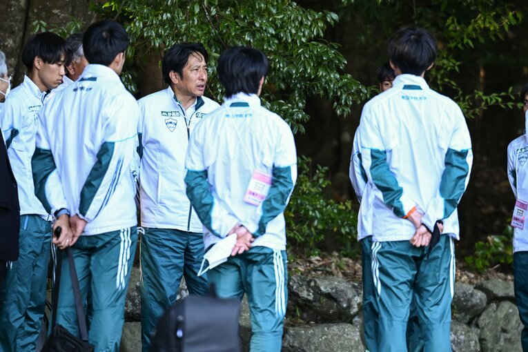 整列し、原監督の話を聞く選手たち　©Nanae Suzuki