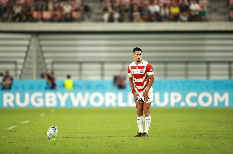 ゴールの右サイドから蹴るときも田村から見て左向きにボールを倒すのが新しい工夫だという。 ／ photograph by Getty Images