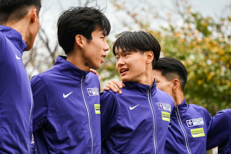 山野主将と駒大の選手たち　©Nanae Suzuki