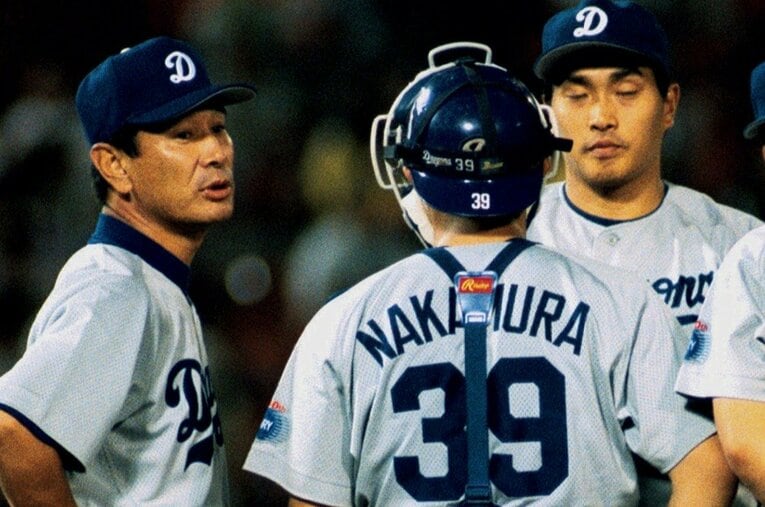 ピンチを迎えた山本昌（左端）と中村（39番）のバッテリーに指示を与える星野監督　©Kyodo News