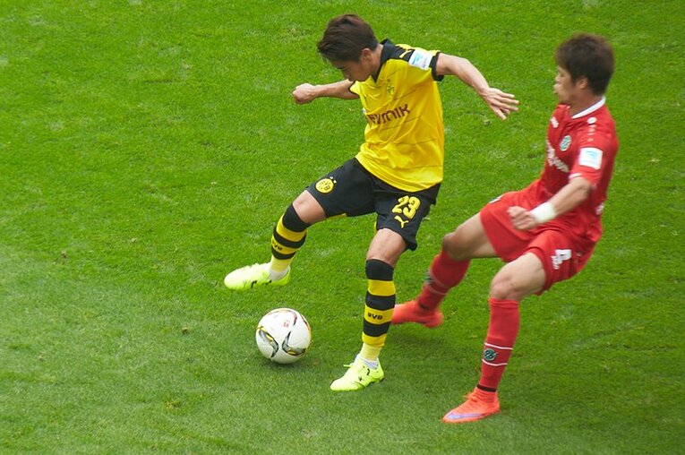 香川と酒井のマッチアップ　©Sports Graphic Number