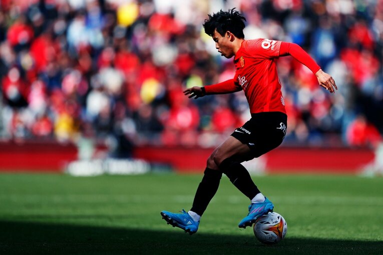 久保建英が“不可解判定”に怒った！ ラフプレーに抗議→イエローも…「バモス！クボ」とファンが信頼する理由〈撮影者の視点〉(32)