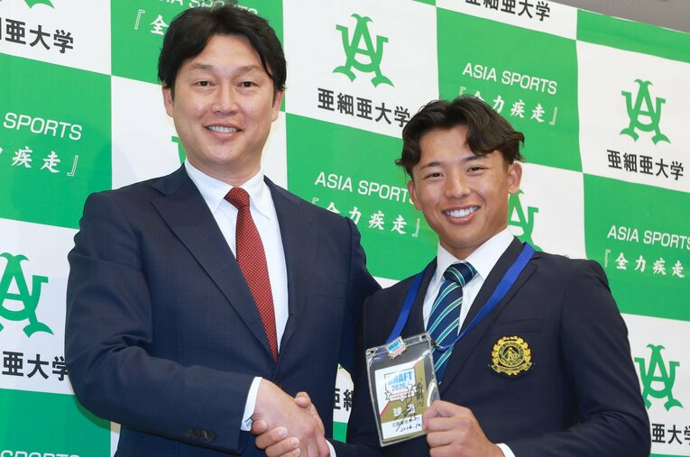 新井貴浩監督（左）はドラフトを途中退席し、1位指名の亜細亜大・山里宝のもとを訪れた ／ photograph by SANKEI SHIMBUN
