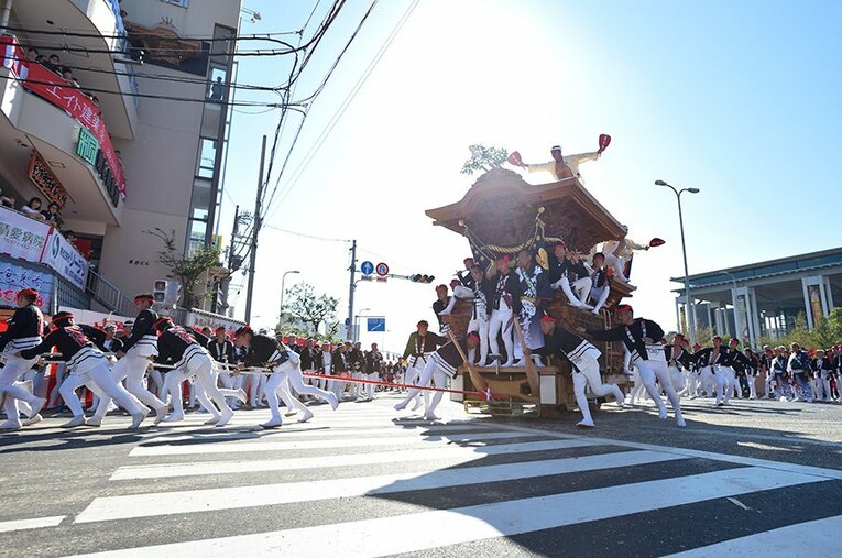 毎年50万人を超える人が訪れる9月の「岸和田だんじり祭」。スポンサーはなく、すべて祭礼団体の自主運営、自主警備で開催。 ／ photograph by Takashi Shimizu