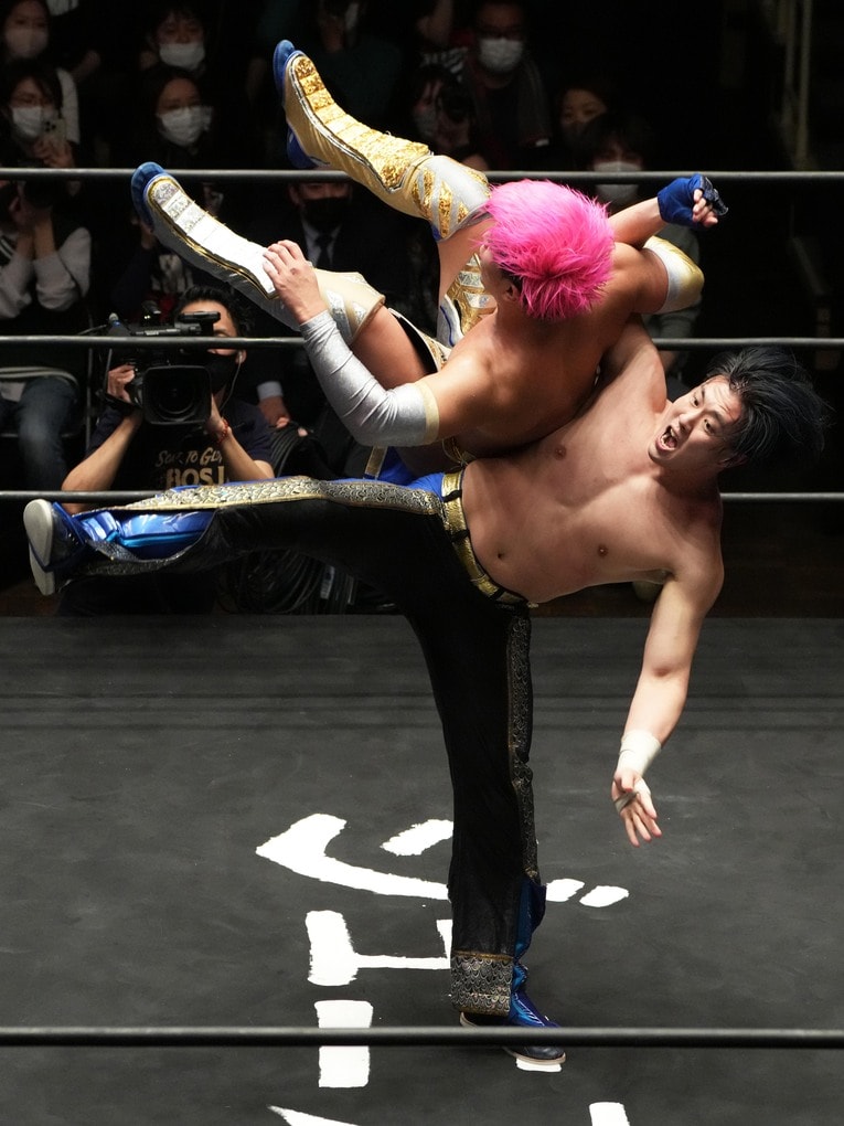 2023年3月1日、後楽園ホール。『ジュニア夢の祭典』で全日本の青柳亮生をレシエンテメンテⅡでフォール