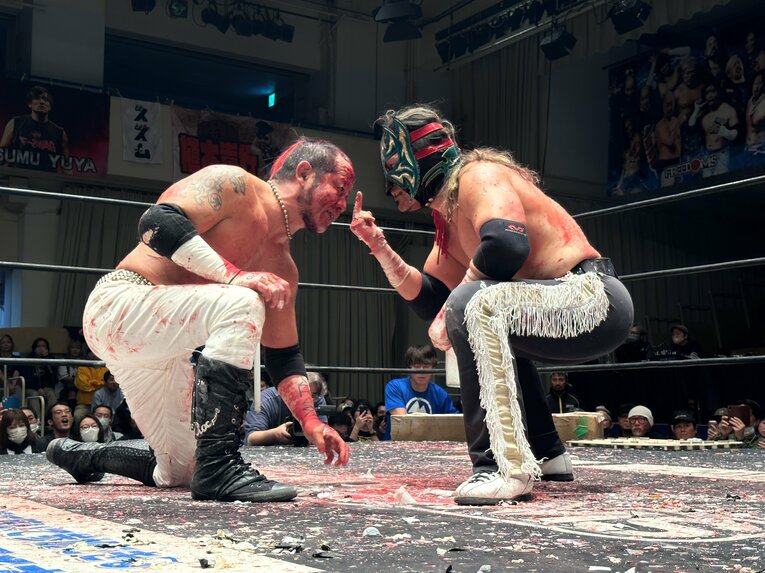 スワイプすると「エル・デスペラードvs葛西純」など激闘写真をご覧になれます　©Norihiro Hashimoto