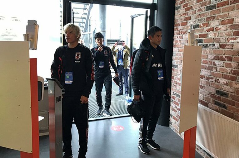 試合会場入りの際に、検温する伊東純也と川口コーチ©JFA