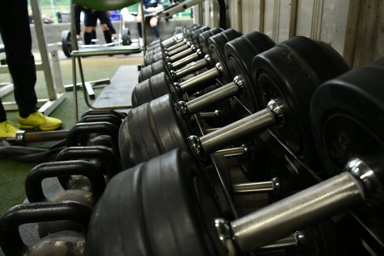 Deportareclubの竹下氏の寄付もあり、ウエイト器具もそろった　©Zen Suzuki