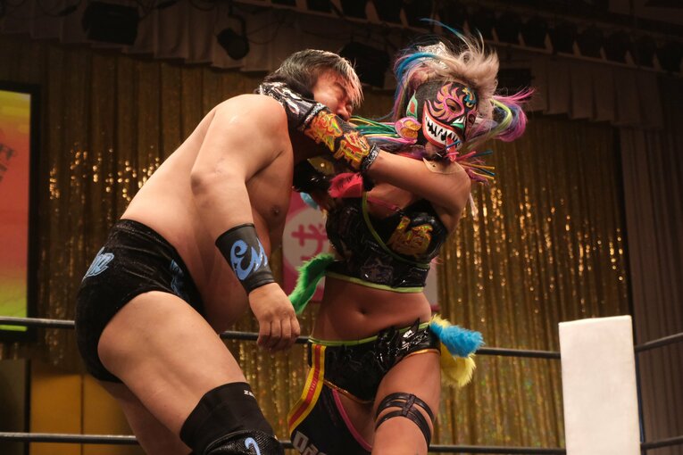 「スターダムをクビになって…」人気女子プロレスラーが初告白　ウナギ・サヤカ“超満員の自主興行”に密着して感じた「不思議な風格」(93)