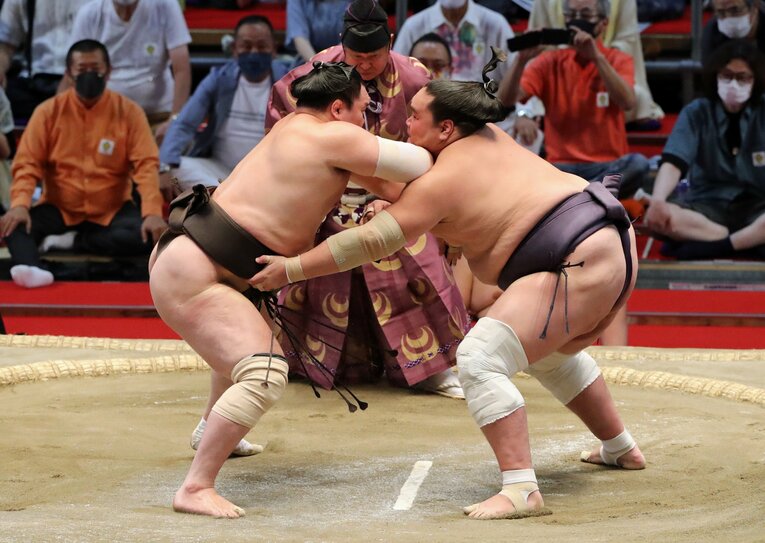 名古屋場所千秋楽。白鵬の右肘が照ノ富士の顔面を襲う　©Sankei Shimbun