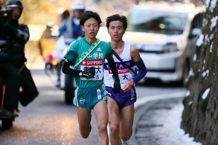 神野が先行する駒大・馬場を抜き去った瞬間。この時、高木さんは優勝を確信したという　©AFLO
