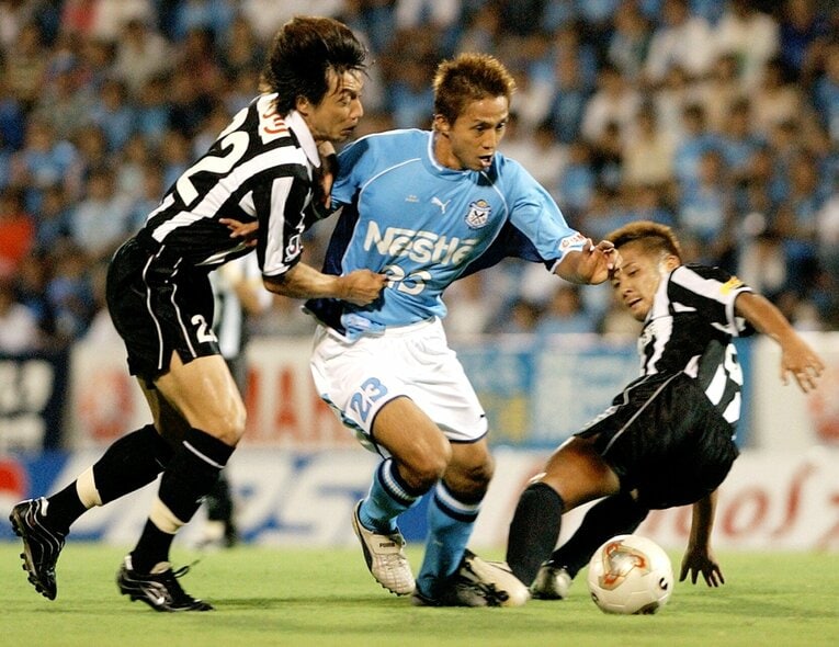 ドリブルでゴール前に持ち込むMF福西（2002 年8月）　©︎JIJI PRESS