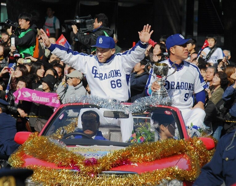 2006年、優勝パレードで。落合博満と井上一樹　©JIJI PRESS