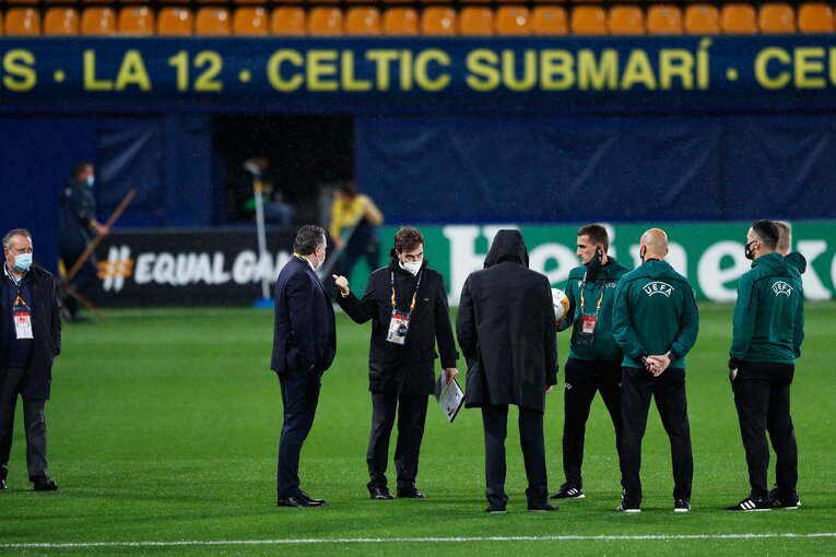 UEFA関係者などの協議が試合前から続いた©Daisuke Nakashima