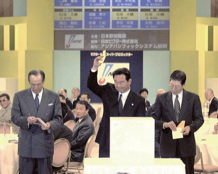 1998年のドラフト会議、横浜高・松坂は3球団競合となった。抽選で交渉権を獲得、手を上げる西武の東尾監督（中央）。左は日本ハムの上田監督、右は横浜の権藤監督　©KYODO