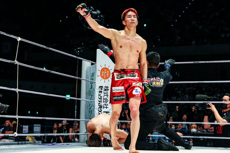 フィニッシュとなった「完璧なヒザ蹴り」まで。ヒザ蹴りでのフィニッシュ直後の瞬間（連続写真4枚目／全4枚）　©RIZIN FF Susumu Nagao