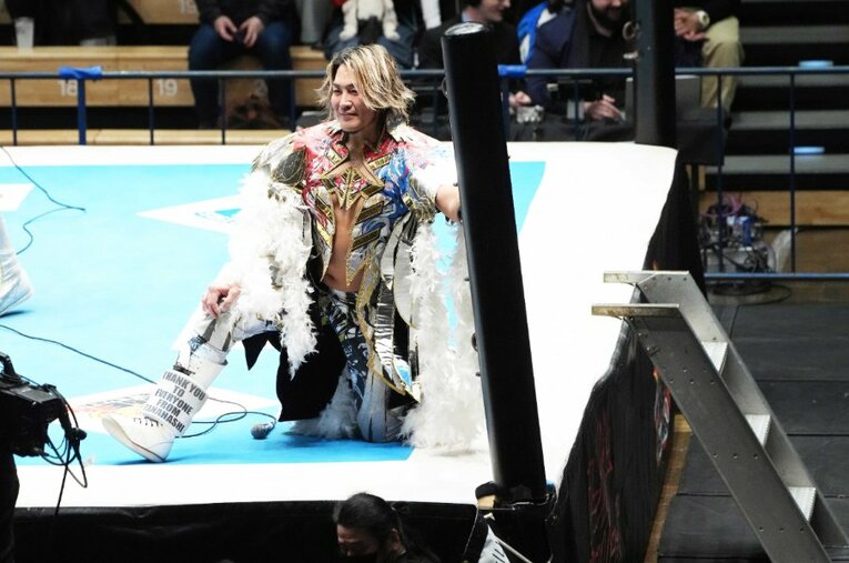 3月7日、新日本プロレスの後楽園ホール大会は鉄柱が折れるという異例の事態で試合が中止に。写真は折れた鉄柱と社長の棚橋弘至 ／ photograph by Essei Hara