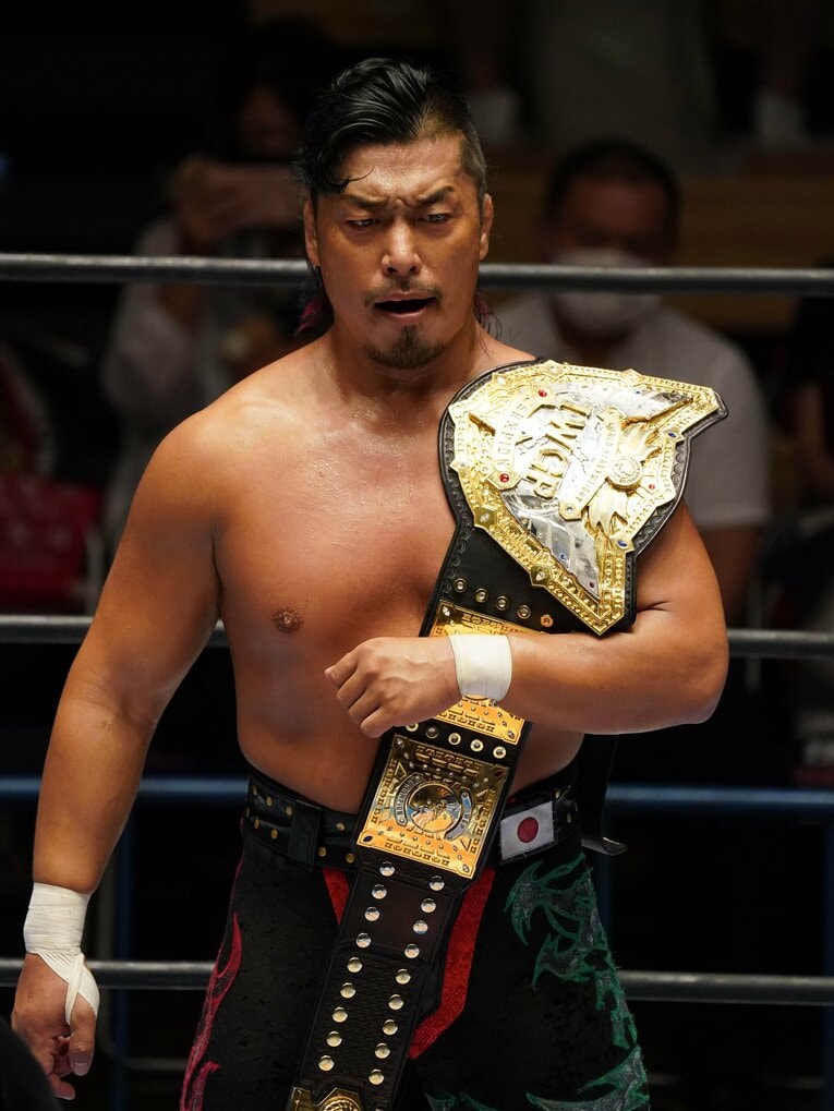 《どちらが本物？》「鷹木信悟は暫定王者」オスプレイが持ち出した“2本目”のIWGP世界ヘビー級ベルト、混沌の行方は…(8)