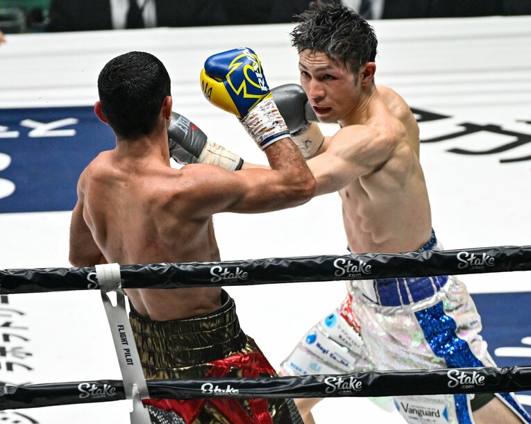 動き回るアルテム・ダラキアンを愚直に攻め続けたユーリ阿久井政悟　©Hiroaki Yamaguchi