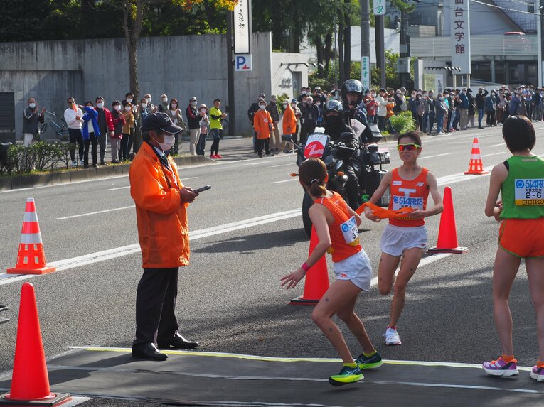 6区の同じ2年生、片桐紫音にタスキをつなぐ不破　©Yu Saito