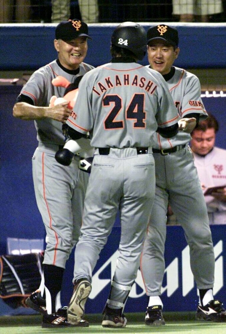 本塁打を放った高橋由伸を笑顔で迎える長嶋監督と原コーチ　©JIJI PRESS