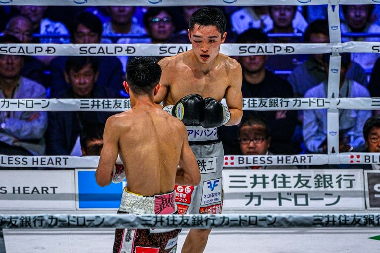 西田凌佑は右目を塞がれ、右肩を脱臼した状態で中谷潤人と向き合う　©Takuya Sugiyama