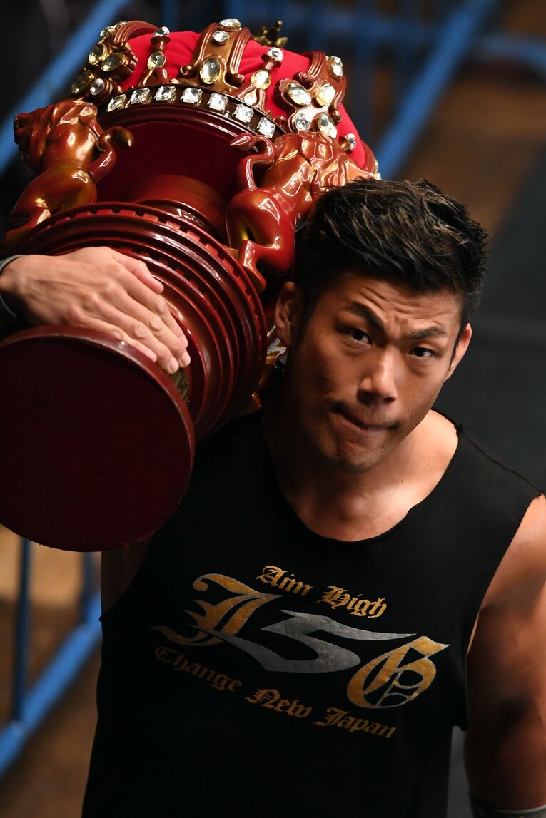 『NJC』のトロフィーを担ぐSANADA