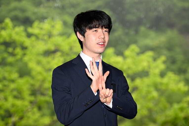 〈七冠ポーズ〉を取る藤井　©Keiji Ishikawa