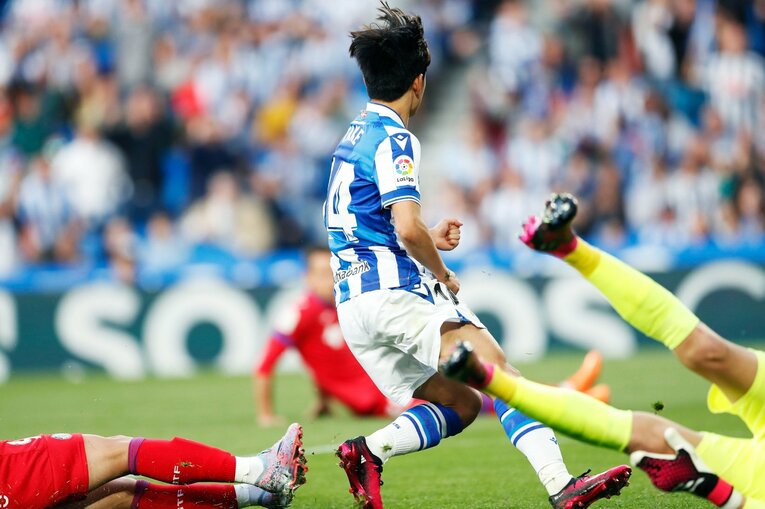 「TAKEあなたは最高です、と日本語で…」久保建英21歳はソシエダで愛される「日本人最多リーガ6点目＋“MVPタケクボ”コール」を撮った(42)