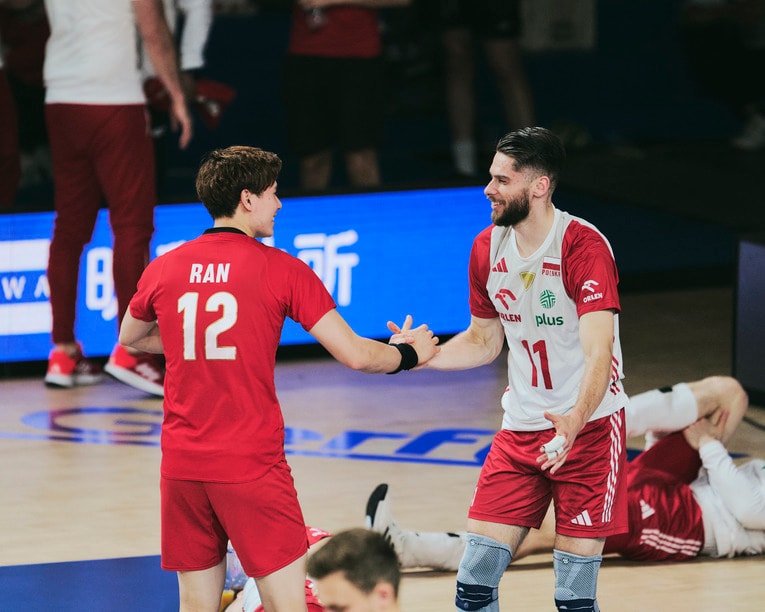 来季からサントリーで共にプレーするポーランド代表OHアレクサンデル・シリフカと握手　©︎Yuki Suenaga