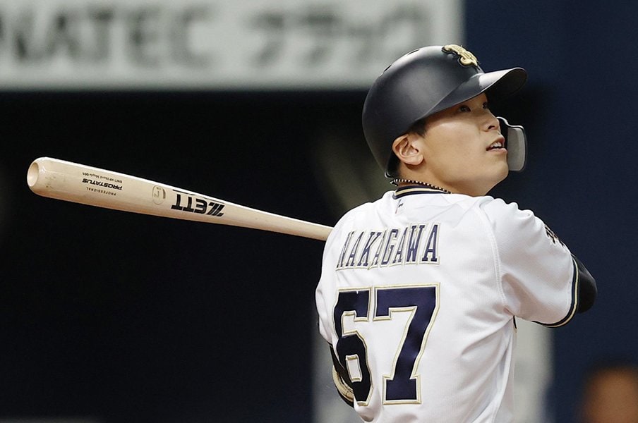 内川聖一、坂本勇人を質問攻めに!中川圭太の大胆行動とクレバーさ。<Number Web> photograph by Kyodo News