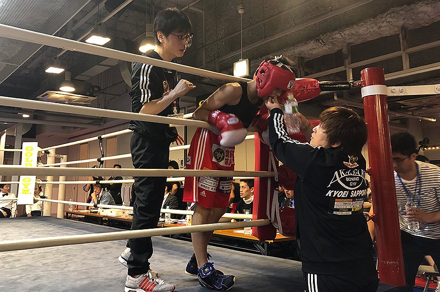 作家・中村航のセコンド体験記。ボクシングは僕らの隣にあった。<Number Web> photograph by Sports Graphic Number