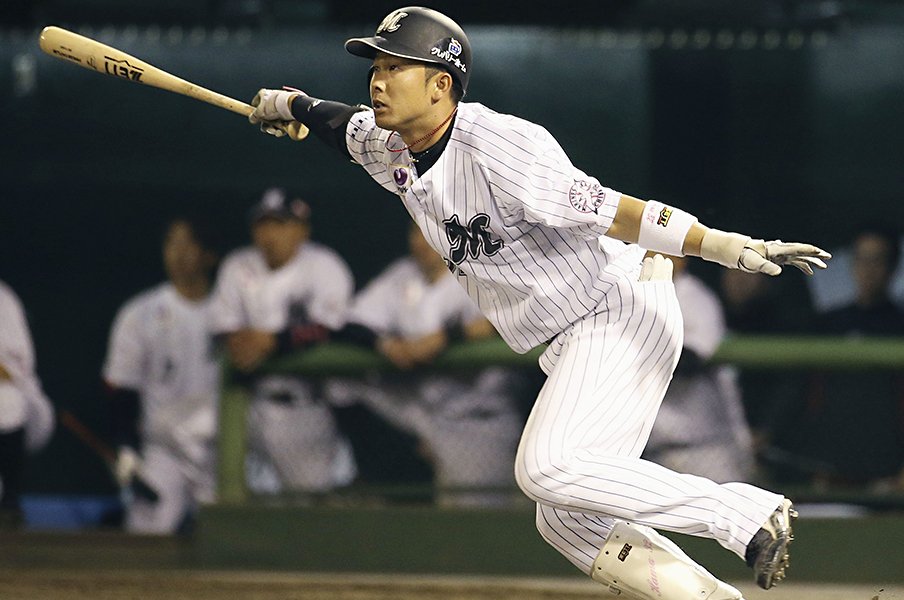 遅れてきたロッテの切り札。高濱卓也“ひと振り”にかける1年。<Number Web> photograph by Kyodo News