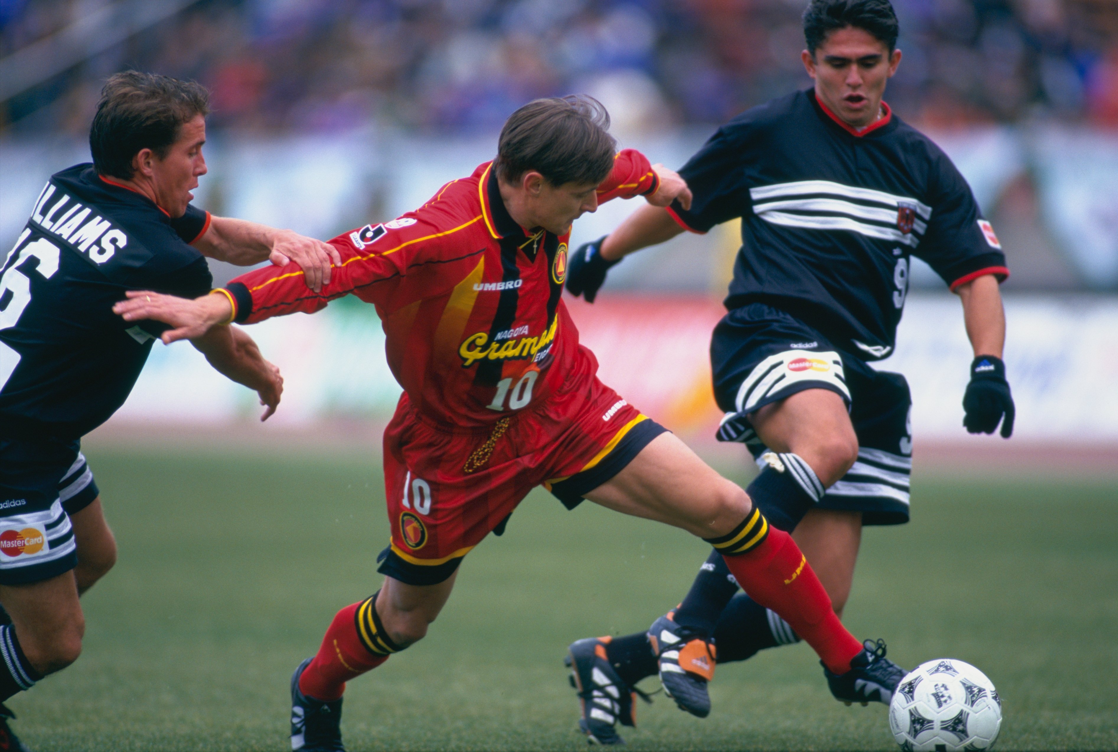 あなたが選ぶ90年代jリーグ最強の助っ人外国人 ベスト5結果発表 3位エムボマ 2位ジーコ では1位は 500人アンケート Number Web Goo ニュース