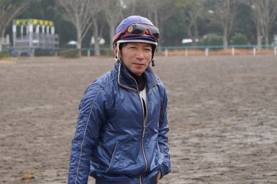 熟練の手綱裁きは未だ衰えず。ベテラン内田博幸の原体験とは。<Number Web> photograph by Satoshi Hiramatsu