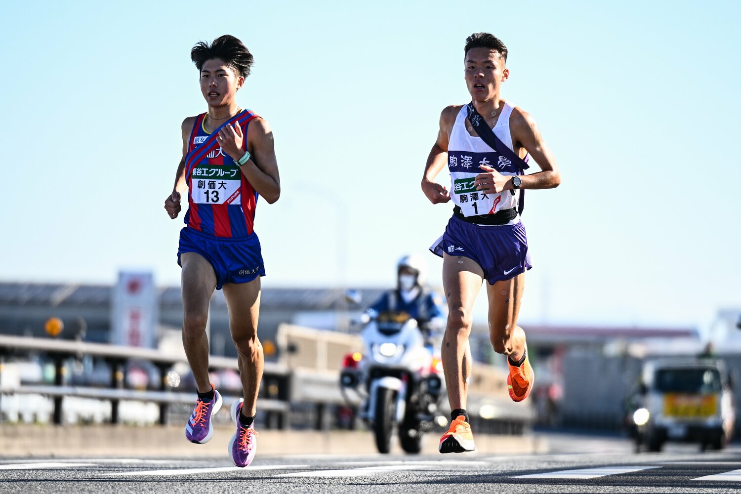 2区の1年生、佐藤圭汰（右）は2人を抜き区間2位で主将・山野力へタスキを繋ぐ　©Nanae Suzuki