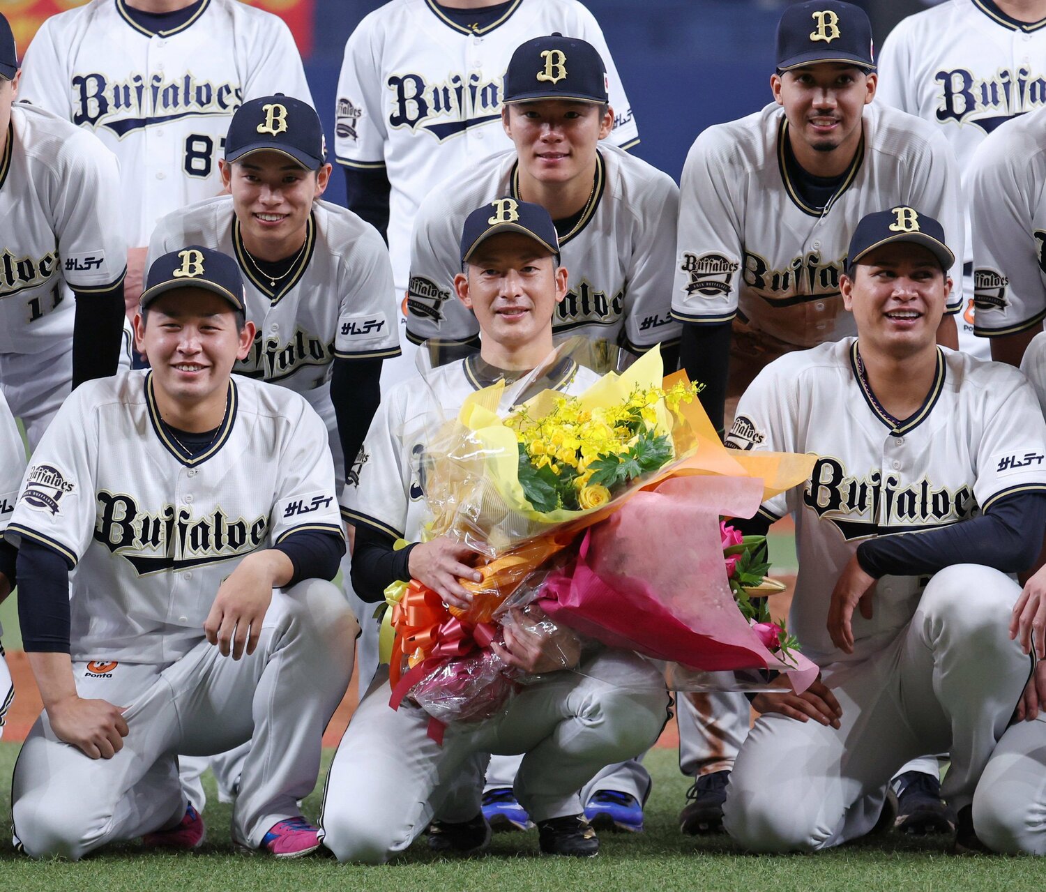 試合後のセレモニーで能見篤史。山岡、山本、宮城らチームを支える投手陣の相談役として信頼を寄せられていた（22年9月30日）　©︎JIJI PRESS