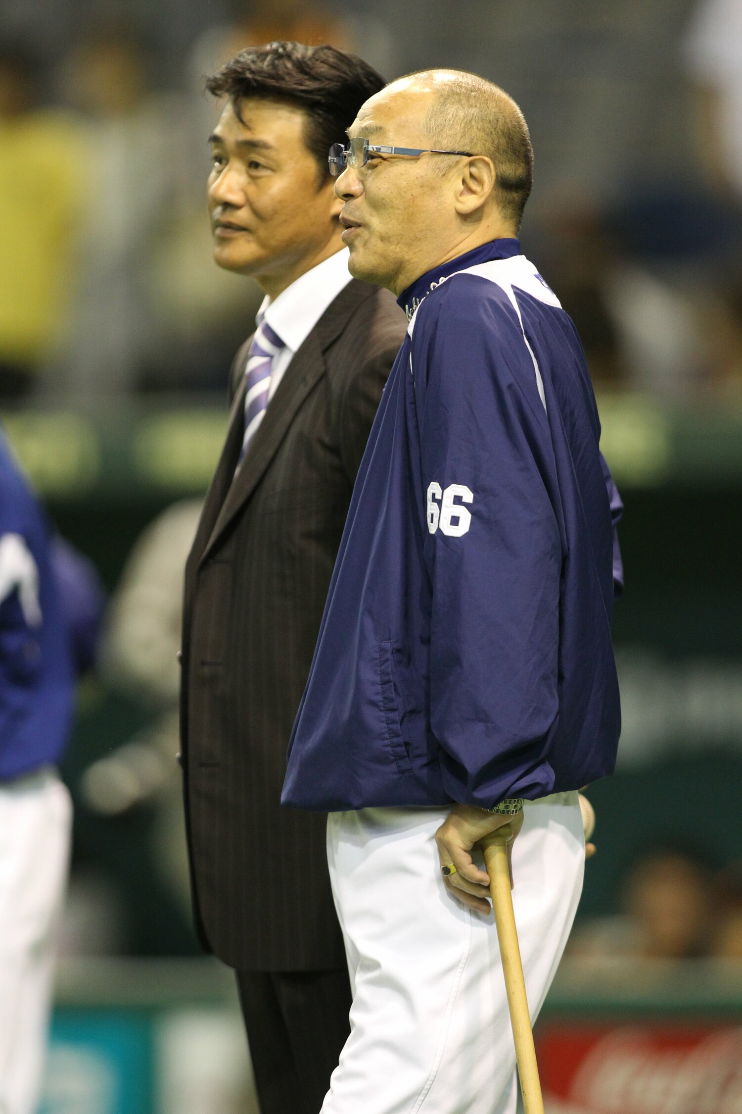 落合博満当時監督と談笑する与田氏（2011年撮影）©BUNGEISHUNJU