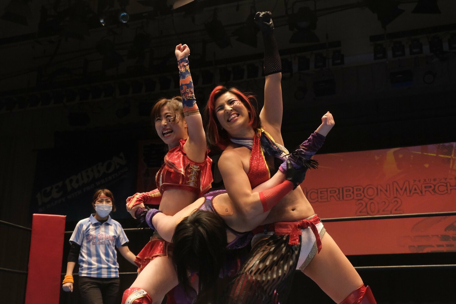 3月の「マッスルビーナス」再結成時。藤本と拳を突き上げた