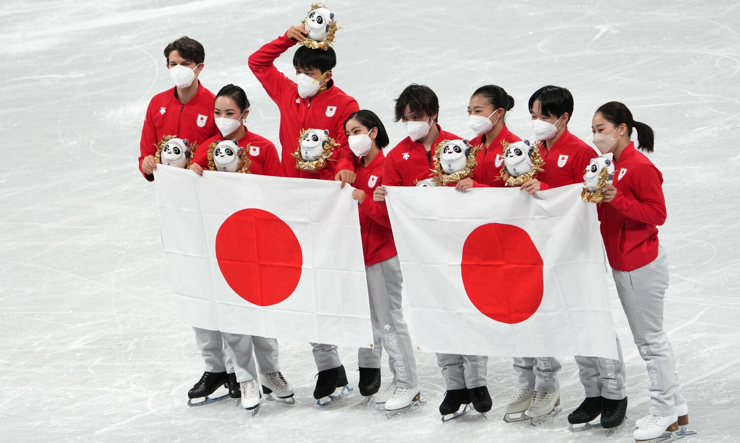 北京五輪団体戦で銀メダルを獲得した日本チーム ©JIJI PRESS